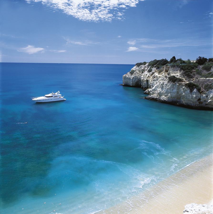 Taxi from Lisbon to Vila Vita Parc Resort